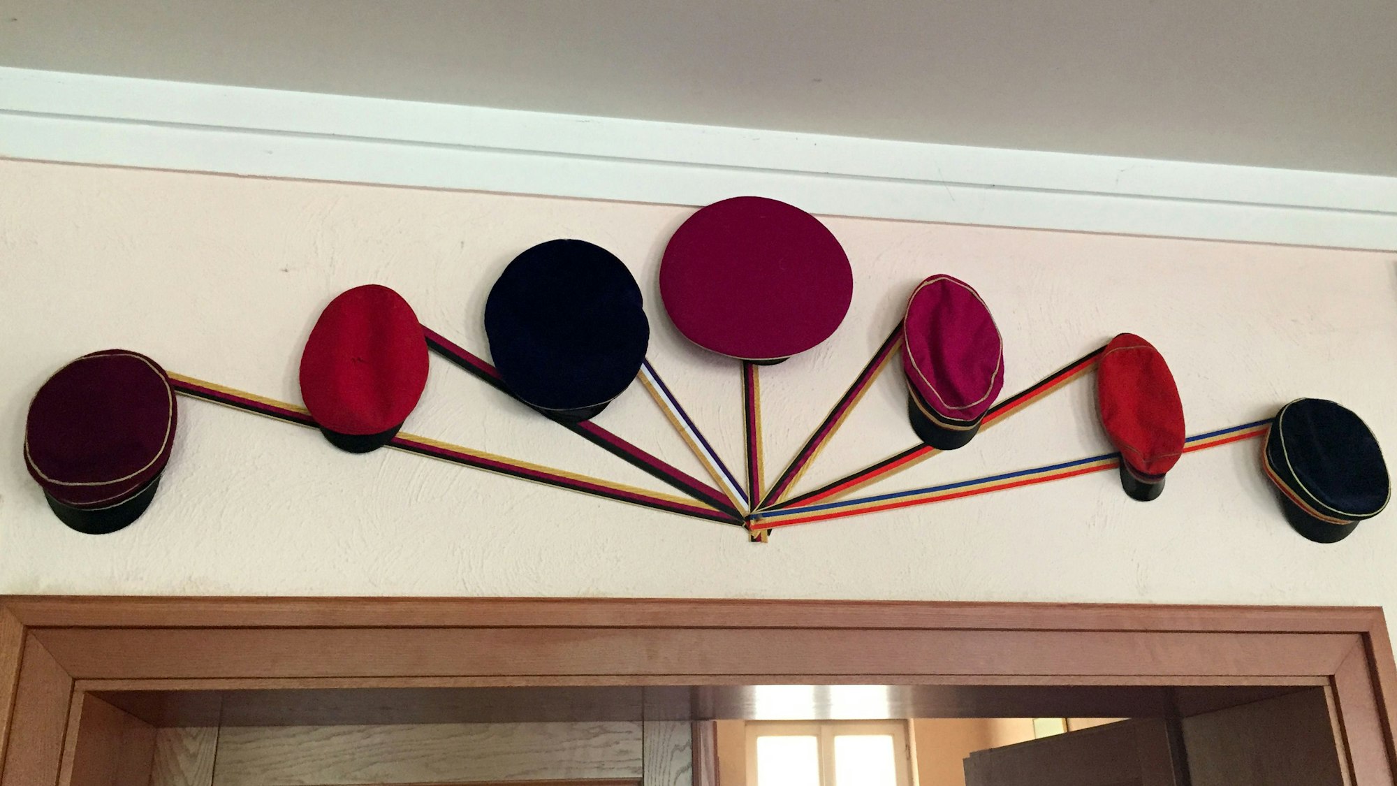 Hüte von Burschenschaftlern hängen in einem Festsaal (Archivfoto).