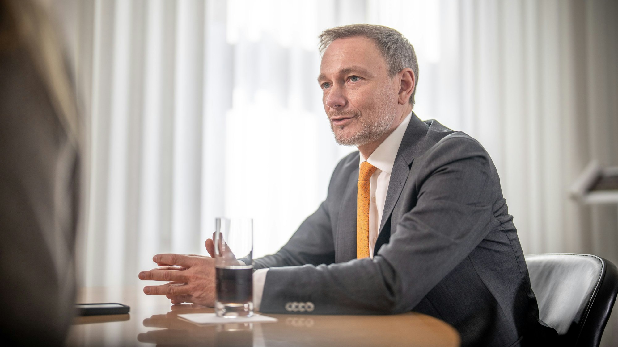 Christian Lindner (FDP), Bundesminister der Finanzen, aufgenommen bei einem Interview im Bundesfinanzministerium. (Archiv)
