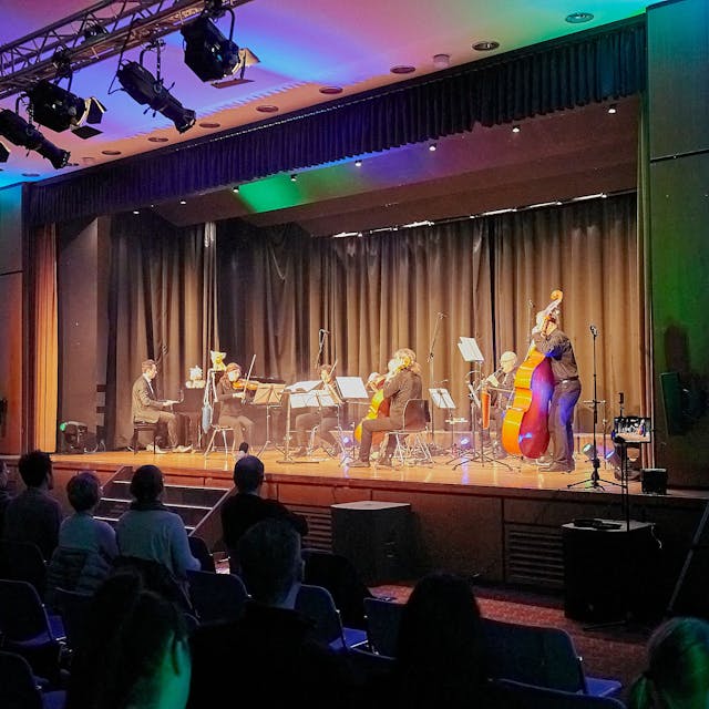 Ein Orchester musiziert auf der Bühne im Mechernicher Gymnasium am Turmhof.