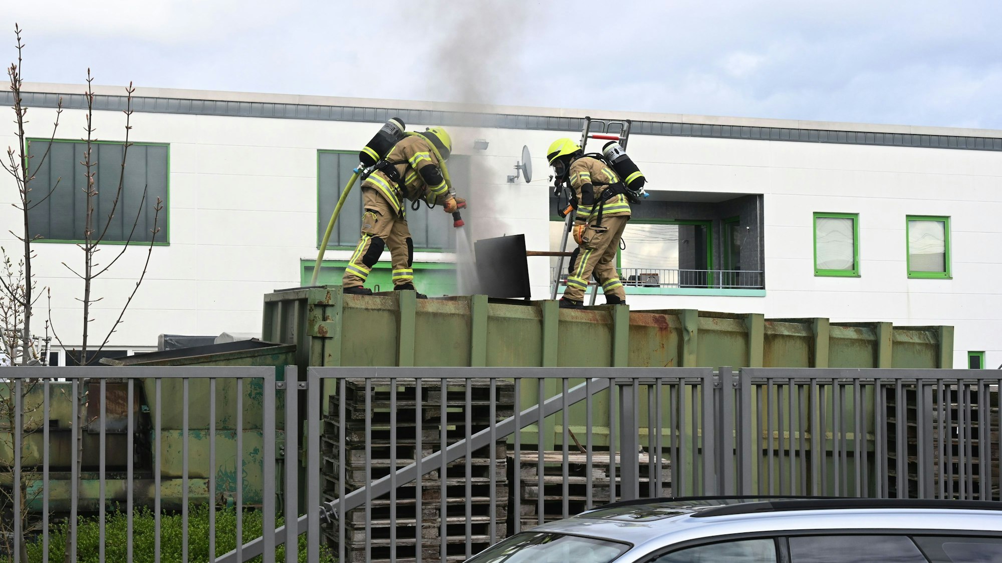 Feuerwehrleute löschen einen Brand auf einem Betriebsgelände eines Unternehmens in Pulheim.