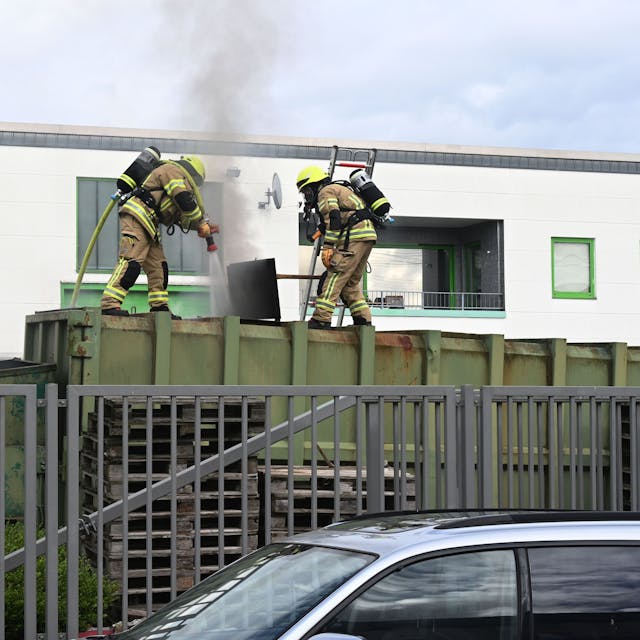 Feuerwehrleute löschen einen Brand auf einem Betriebsgelände eines Unternehmens in Pulheim.