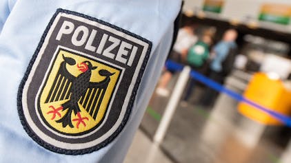 Eine Streife der Bundespolizei geht durch das Terminal 1 des Flughafens in Frankfurt.&nbsp;