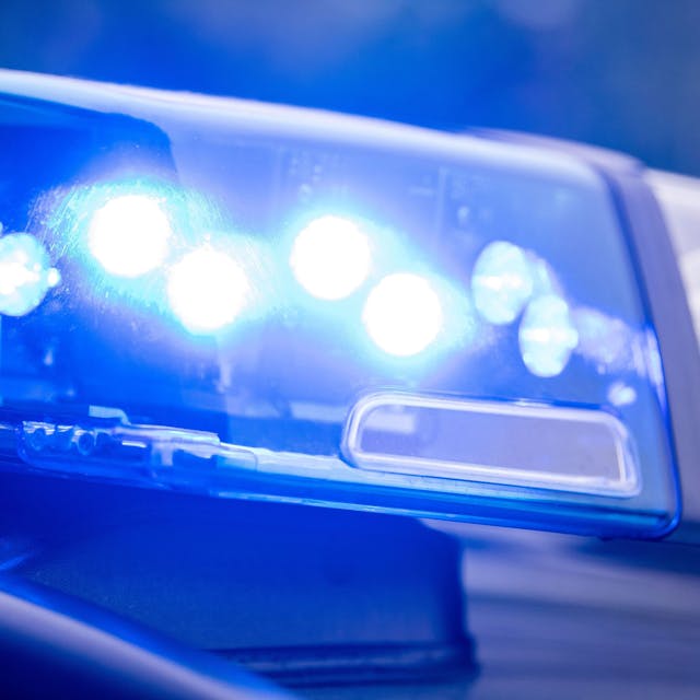 Ein Blaulicht leuchtet an einer Polizeistreife.