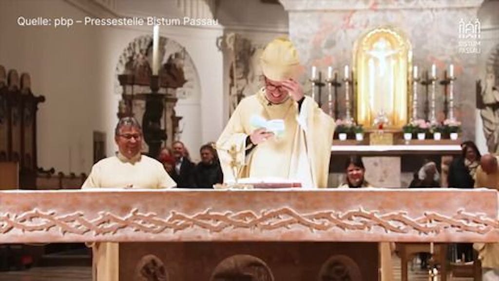 Ein Witz des katholischen Passauer Bischofs Stefan Oster ist zum Internethit geworden. Hunderttausende schauten das Video des Bistums Passau auf Youtube an.