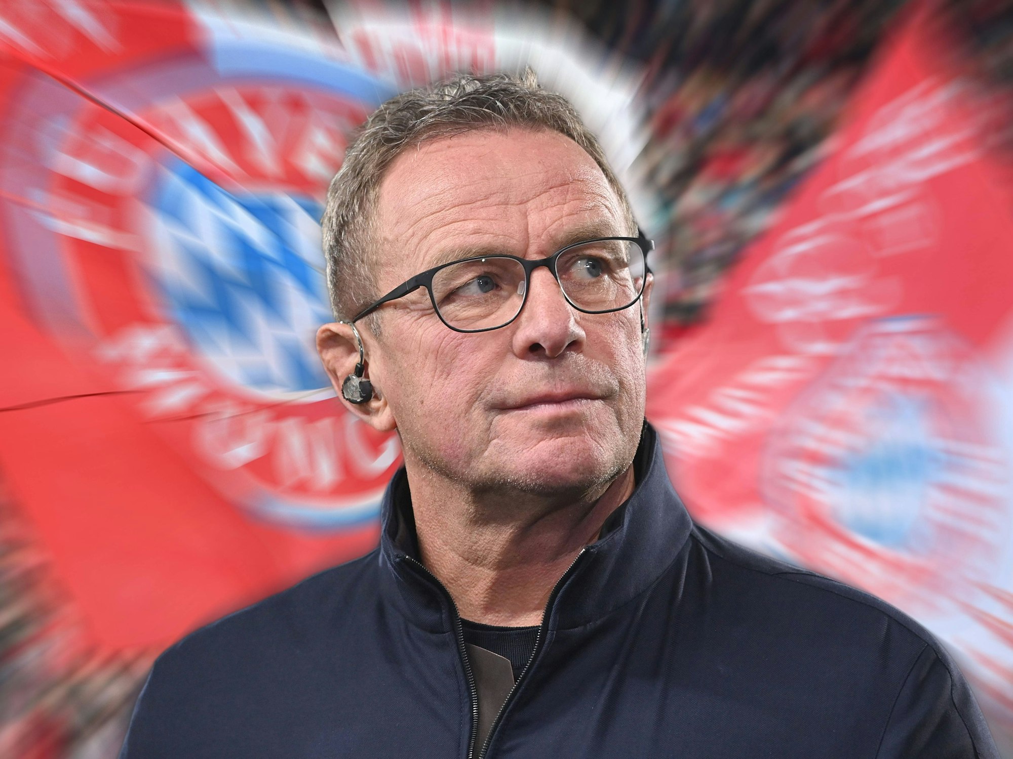 Ralf Rangnick vor Schwenkfahnen mit Bayern-Logo.