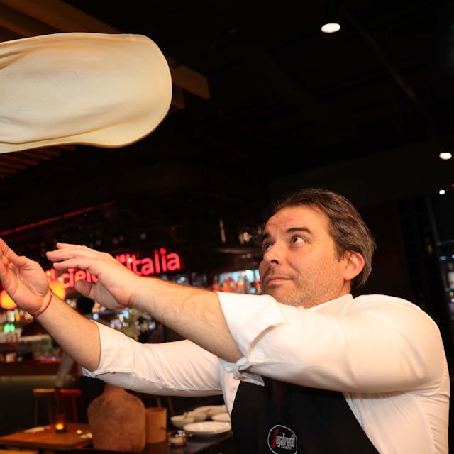 Pietro Esposito lässt die Pizza im „Tuscolo“ kreisen.