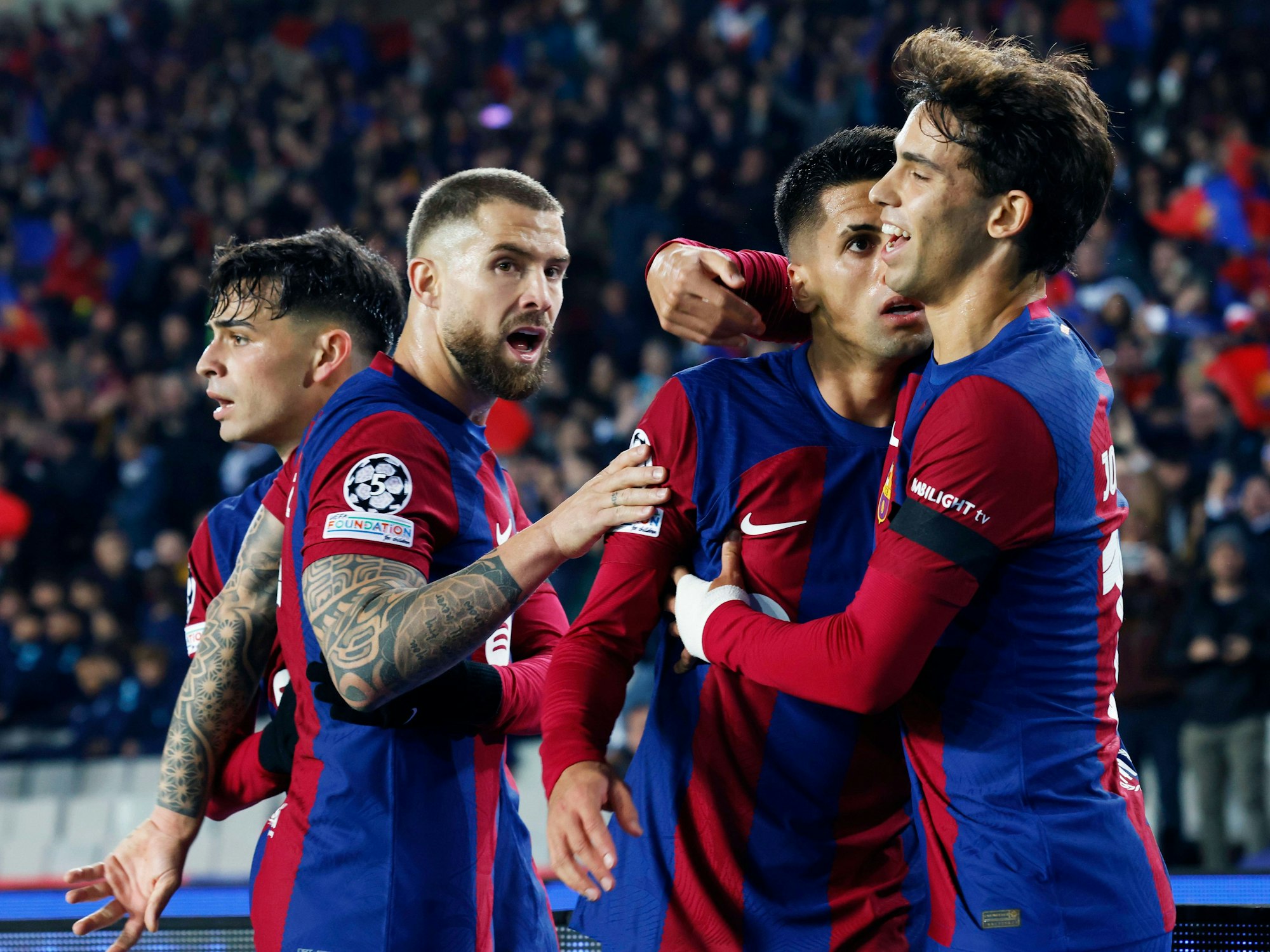 Die Spieler des FC Barcelona jubeln nach einem Tor.