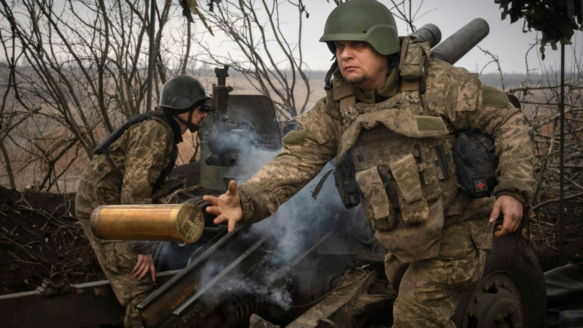 Ukrainische Soldaten der 71. Jägerbrigade feuern eine Haubitze M101 auf russische Stellungen an der Frontlinie. (Symbolbild)