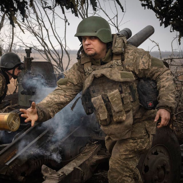Ukrainische Soldaten der 71. Jägerbrigade feuern eine Haubitze M101 auf russische Stellungen an der Frontlinie. (Symbolbild)