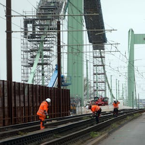 Zu sehen sind Bauarbeiter, die auf der Mülheimer Brücke in Köln arbeiten.