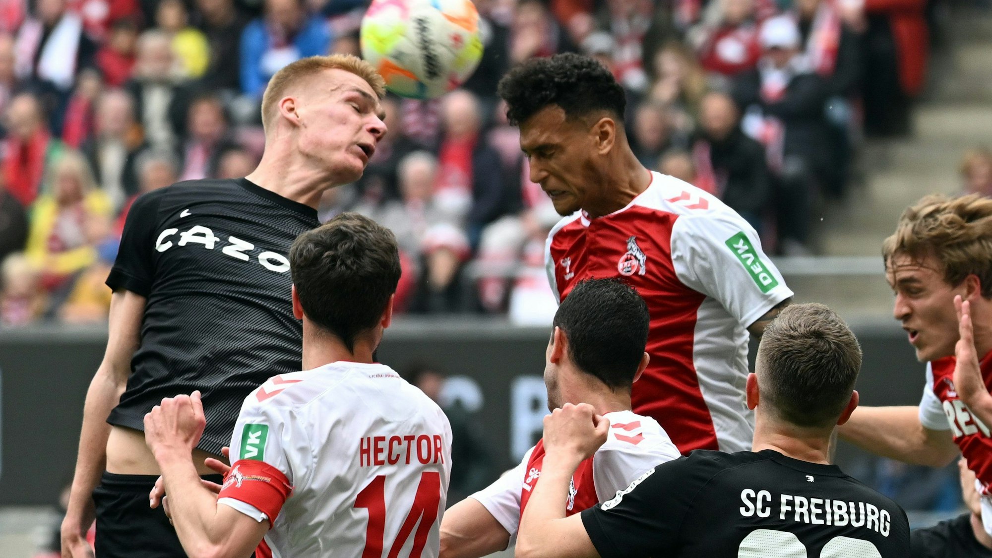 Kölns Davie Selke (r) und Freiburgs Philipp Lienhart kämpfen um den Ball.