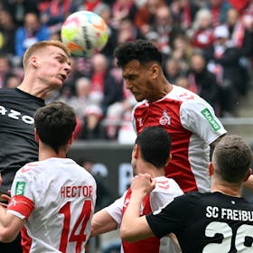 Kölns Davie Selke (r) und Freiburgs Philipp Lienhart kämpfen um den Ball.