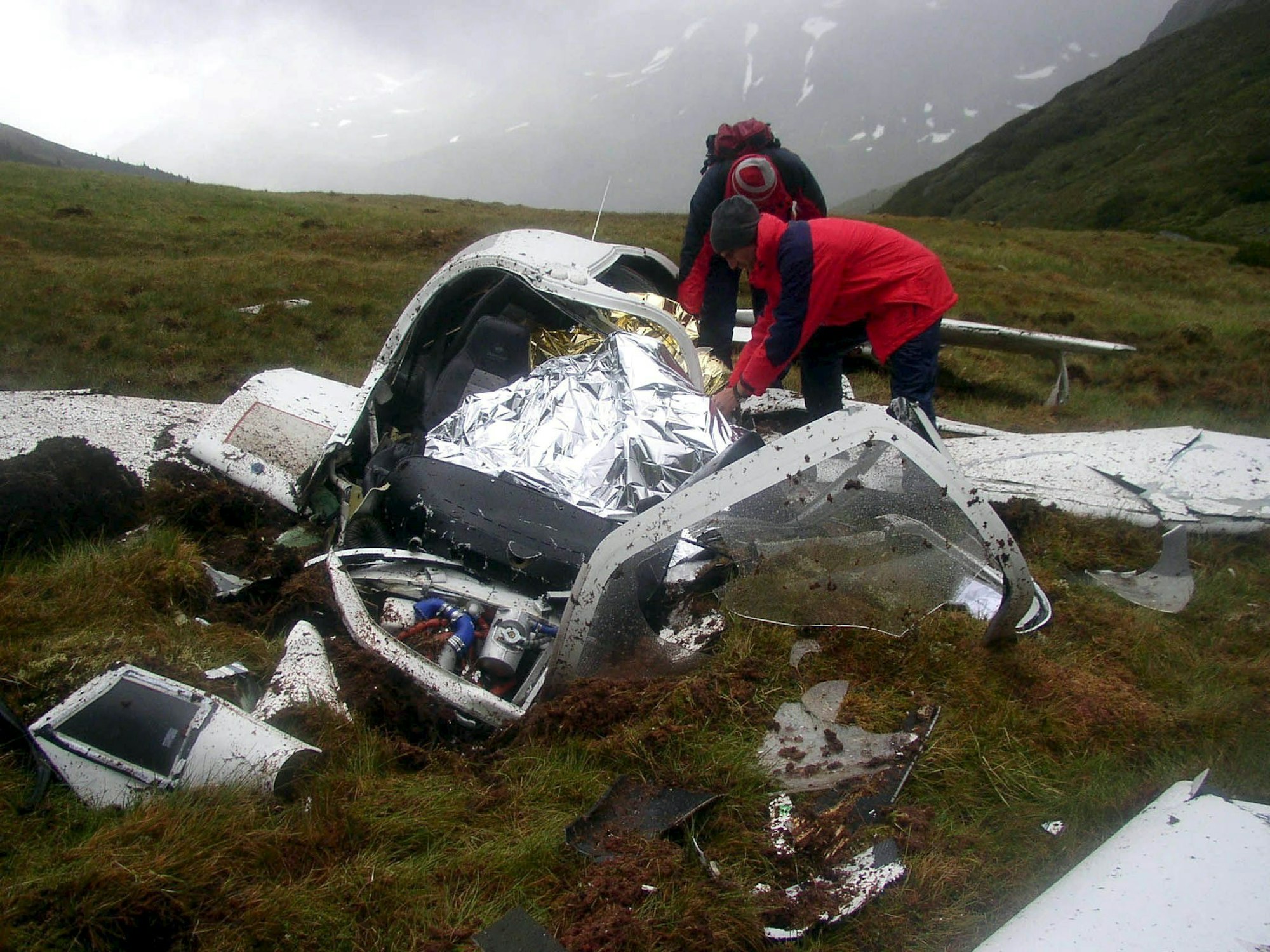 Das Foto von dem  Absturz eines Kleinflugzeugs in den Alpen stammt aus dem Jahr 2005