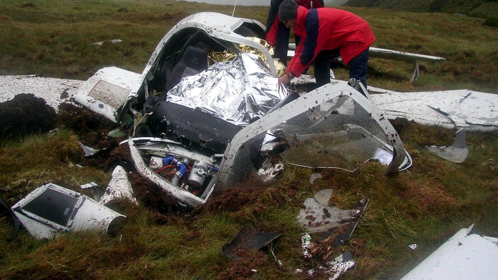 Das Foto von dem  Absturz eines Kleinflugzeugs in den Alpen stammt aus dem Jahr 2005