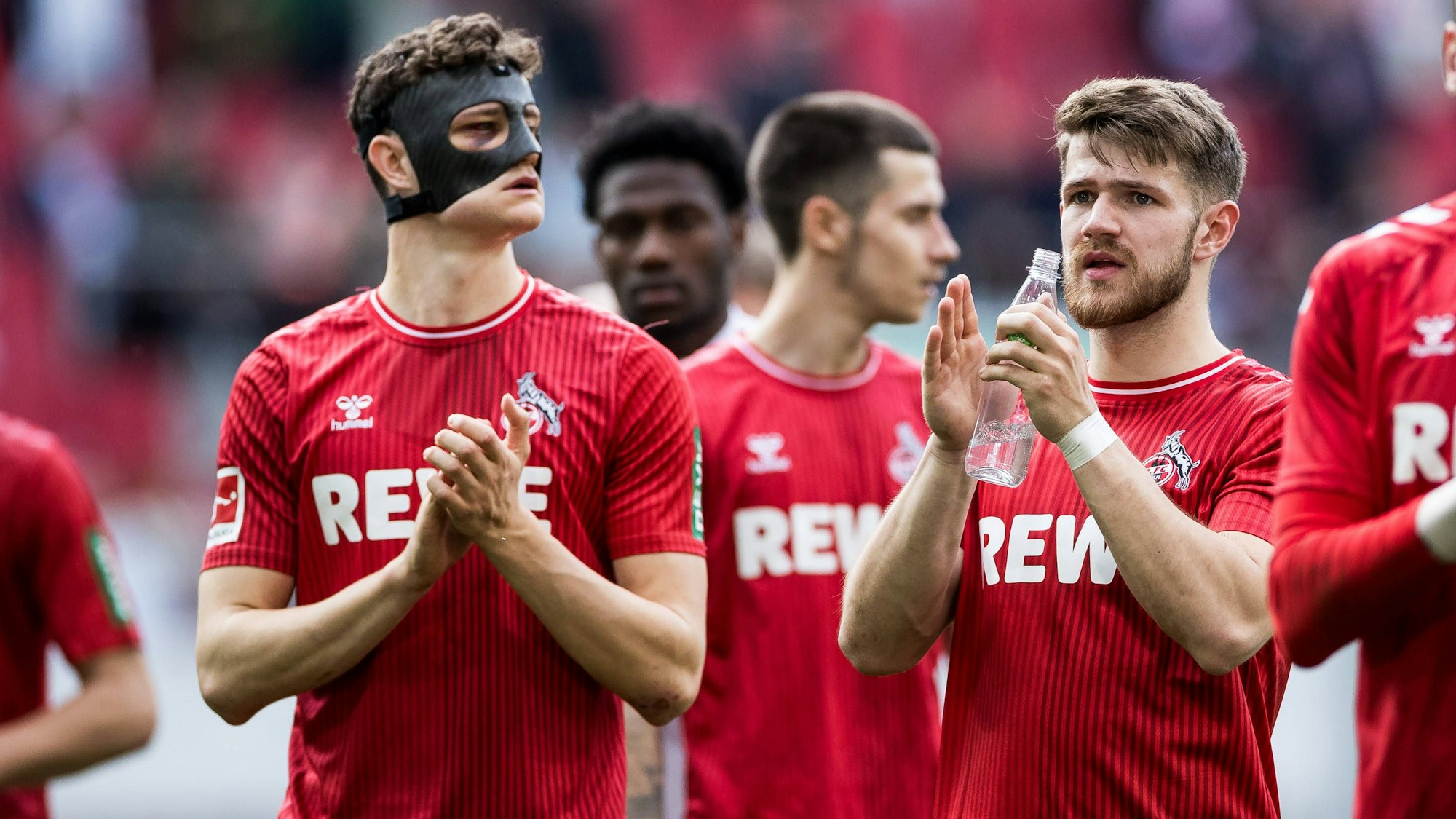 Jan Thielmann 1. FC Köln, applaudiert Richtung Fans.