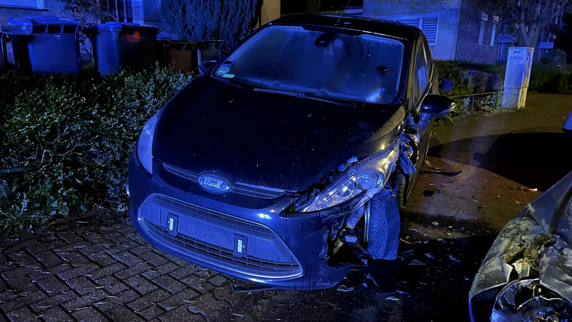 Schwarzer Ford mit großen Schäden nach einem Unfall in Bergisch Gladbach.