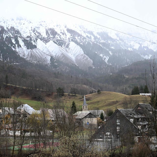 Das französische Alpendorf Le Vernet im Schatten der mit Schnee bedeckten Berge. Der Schädel des zweijährigen Émile wurde nach monatelanger Suche an einem abgelegenen Ort unweit des Dorfs entdeckt.