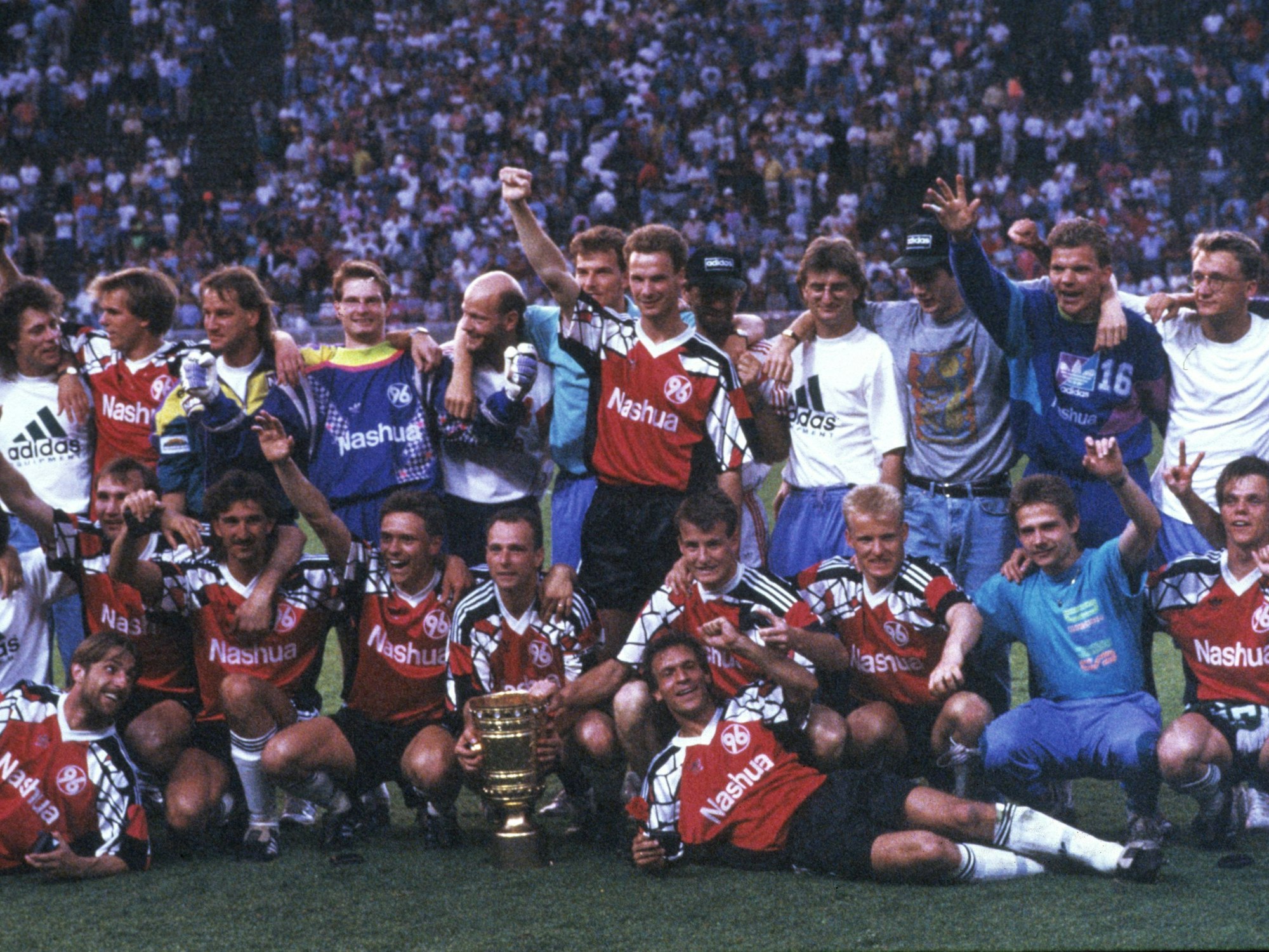 Die Mannschaft von Hannover 96 macht ein Mannschaftsfoto vom Pokalsieg 1992.