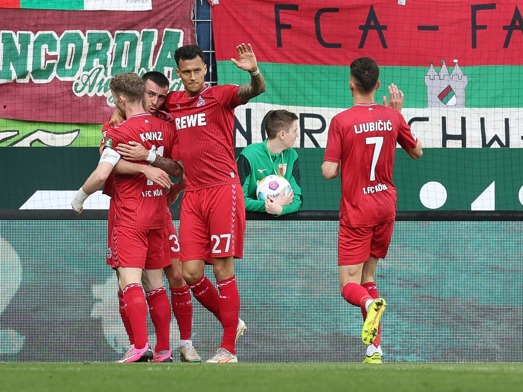 Davie Selke bejubelt mit seinen Teamkollegen seinen Treffer zum 1:1 gegen Augsburg.