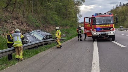 Zwei Personen haben sich bei einem Autounfall auf der A553 in Brühl verletzt. Feuerwehrleute sind an der Unfallaufnahmestelle zu sehen.