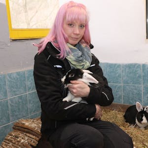 Häschen-Geschichte, Tierheim Koppelweide, Julia Faßbender mit Kaninchen Maurice