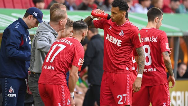 FC-Trainer Timo Schultz spricht mit seinen Spielern Leart PAcarada  (l.) und Davie Selke an der Seitenlinie in Augsburg.