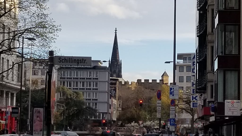 Der Kölner Dom mit einem Turm – so sieht man die Kathedrale von der Neusser Straße aus.