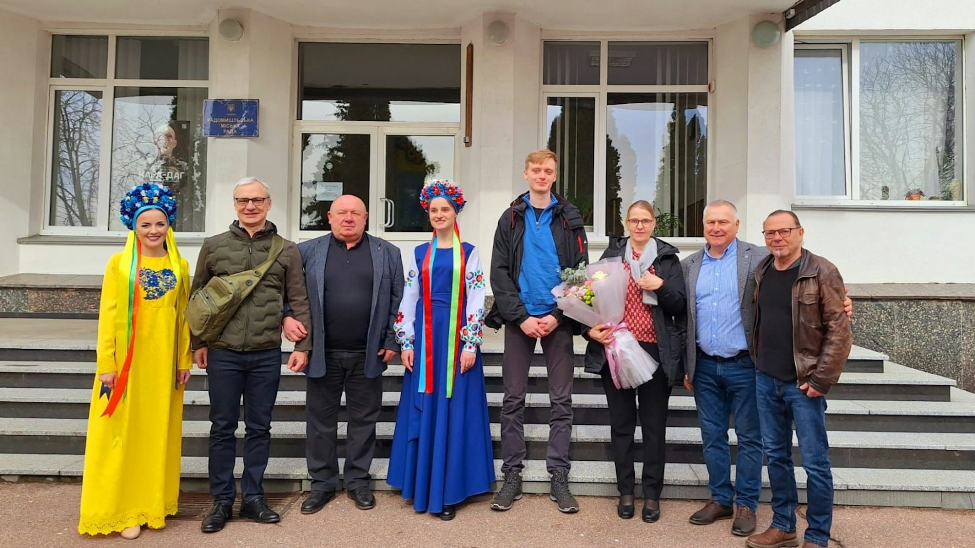 Das Foto zeigt ein Gruppenbild mit einer Delegation aus Lindlar und ihren ukrainischen Gastgebern.