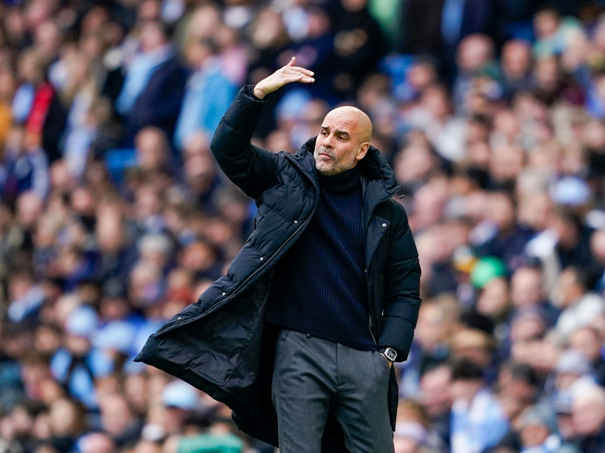 Pep Guardiola, Trainer von Manchester City, gestikuliert während des Spiels.