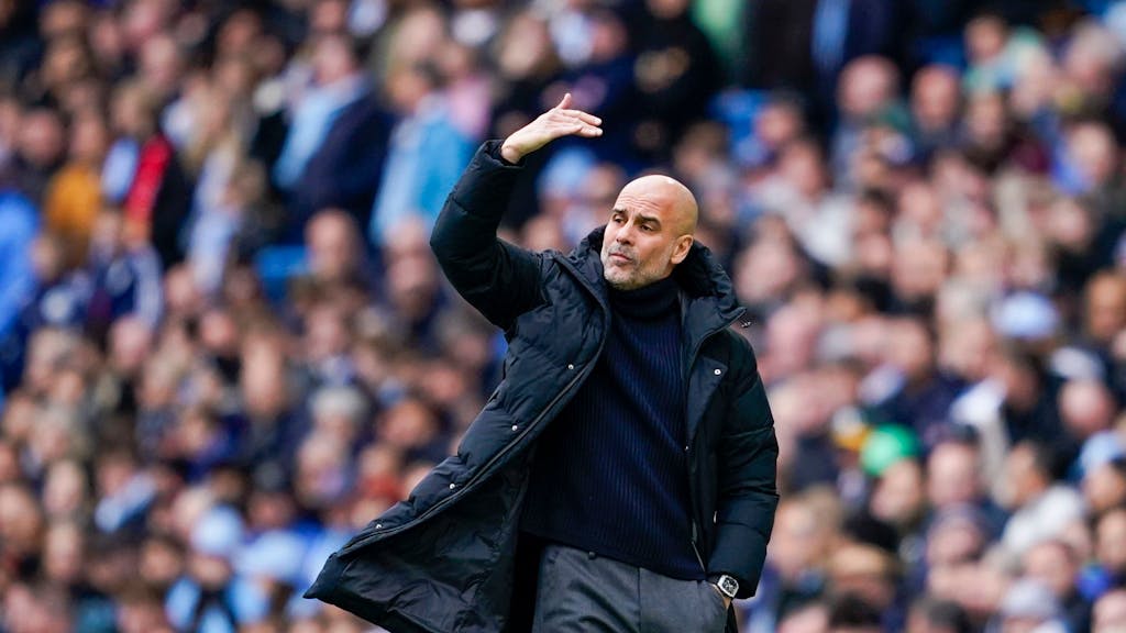 Pep Guardiola, Trainer von Manchester City, gestikuliert während des Spiels.&nbsp;