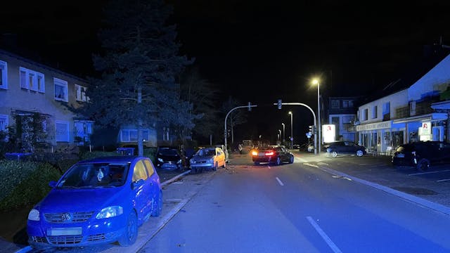 Fünf beschädigte Autos nach Unfall in Bergisch Gladbach. Foto in der Nacht aufgenommen.