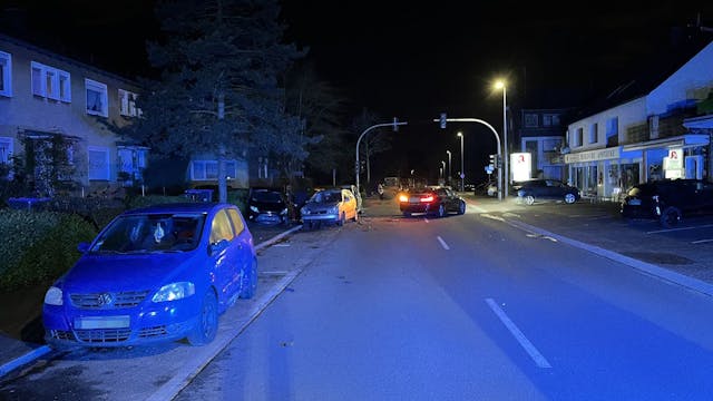 Fünf beschädigte Autos nach Unfall in Bergisch Gladbach. Foto in der Nacht aufgenommen.