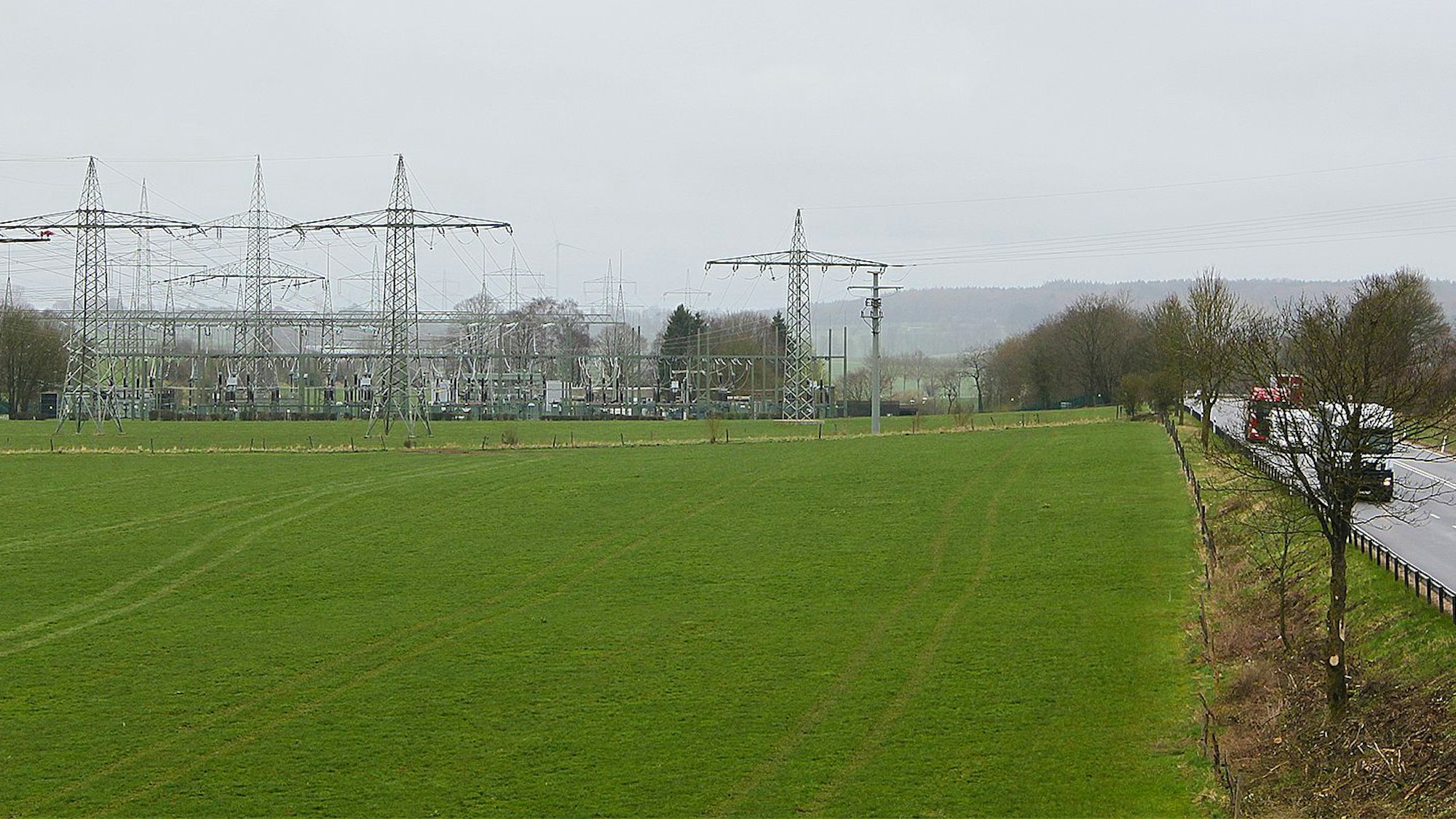 Auf der grünen Wiese im Vordergrund wird ein Batteriespeicherwerk gebaut. Im Hintergrund ist das Umspannwerk bei Dahlem zu sehen.
