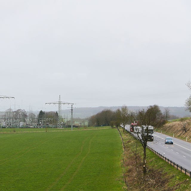 Auf der grünen Wiese im Vordergrund wird ein Batteriespeicherwerk gebaut. Im Hintergrund ist das Umspannwerk bei Dahlem zu sehen.