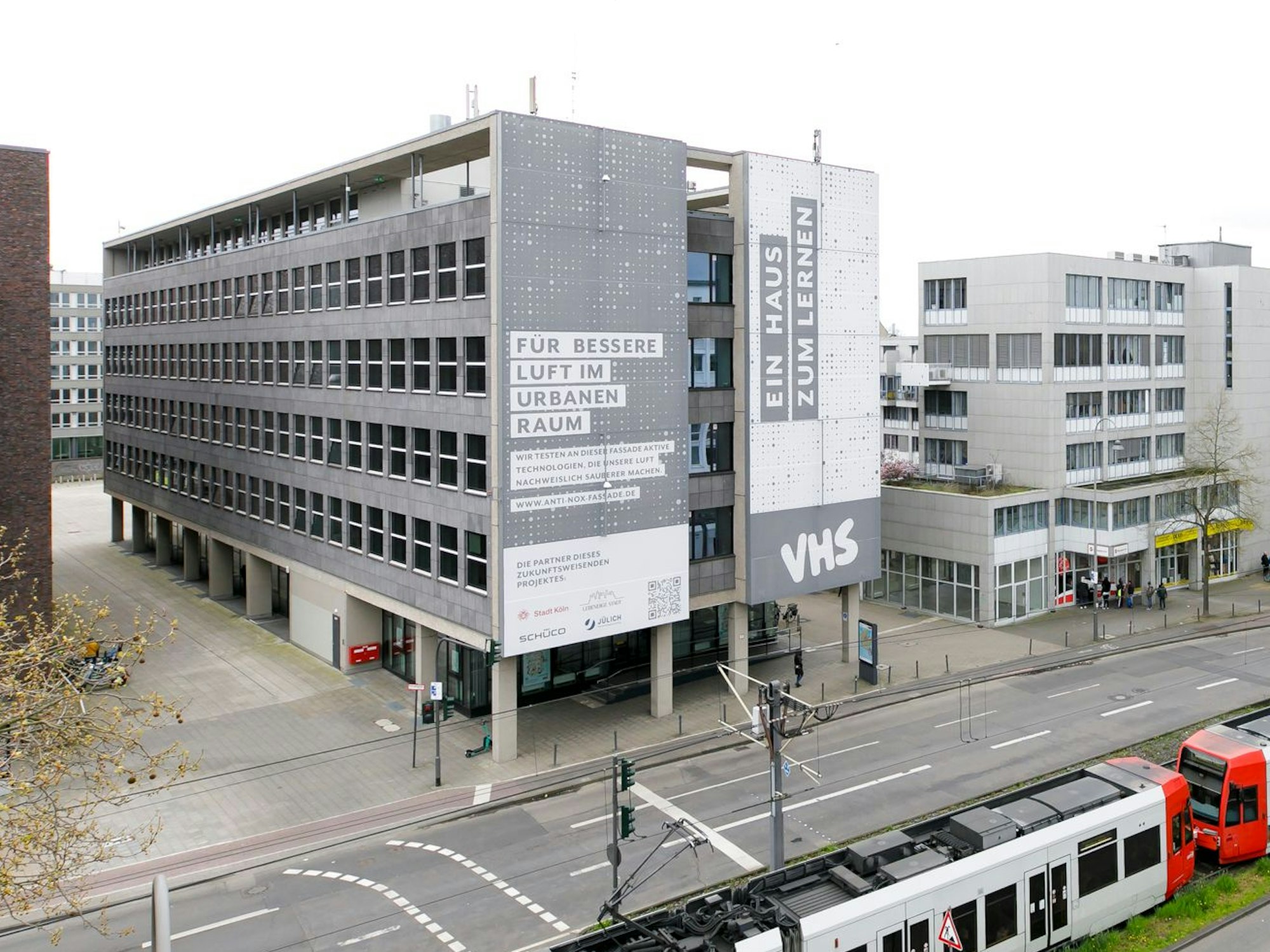 Das Foto zeigt die spezielle Fassade der Volkshochschule in der Kölner Innenstadt.