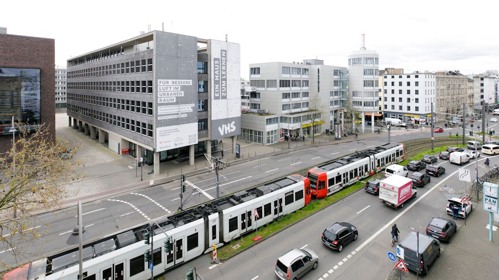 Das Foto zeigt die spezielle Fassade der Volkshochschule in der Kölner Innenstadt.