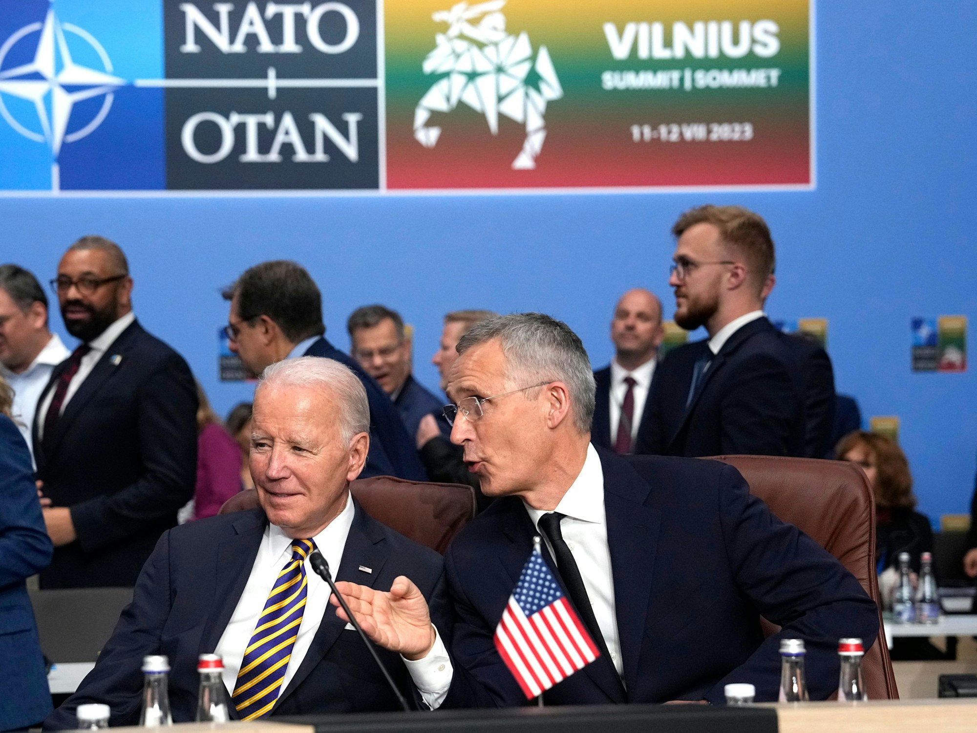 NATO-Generalsekretär Jens Stoltenberg (r.) beim NATO-Gipfel in Vilnius neben US-Präsident Joe Biden im Juli 2023: Beim Gipfel klagt ein Mitarbeiter des Pentagon über Symptome, die dem Havanna-Syndrom ähneln.