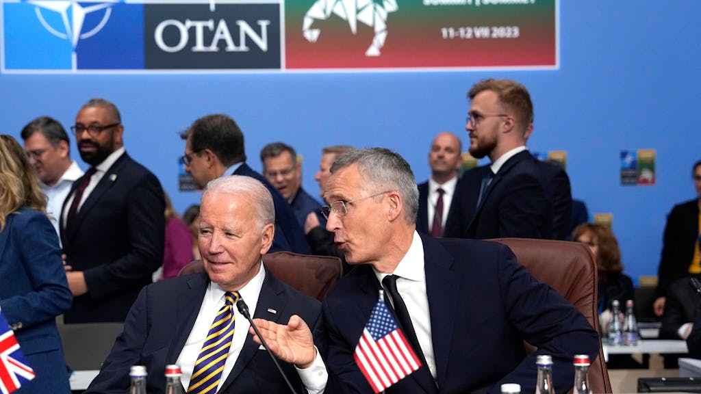 NATO-Generalsekretär Jens Stoltenberg (r.) beim NATO-Gipfel in Vilnius neben US-Präsident Joe Biden im Juli 2023: Beim Gipfel klagt ein Mitarbeiter des Pentagon über Symptome, die dem Havanna-Syndrom ähneln.