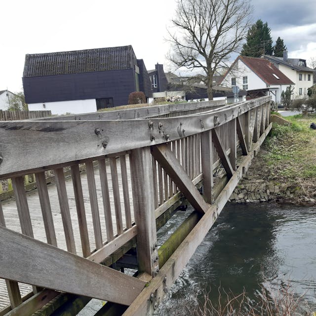 Die schmale Holzbrücke in Rösrath führt über die Sülz.