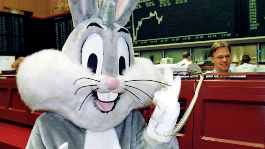 Die Comicfigur "Bugs Bunny" rührt im Mai 2000 im Handelssaal der Frankfurter Wertpapierbörse für den Börsengang der United Labels AG aus Münster die Werbetrommel.&nbsp;