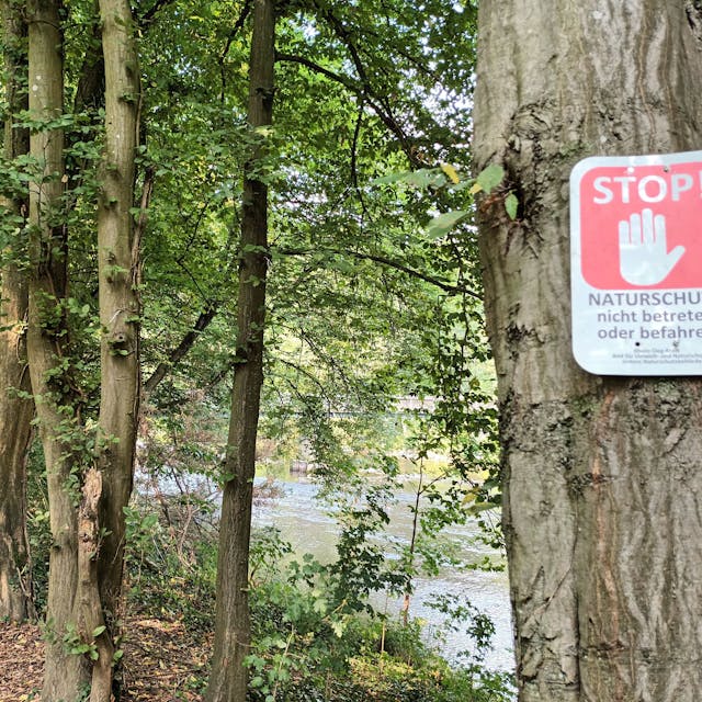 Ein Schild Stop Naturschutz in Lohmar-Donrath an der Agger