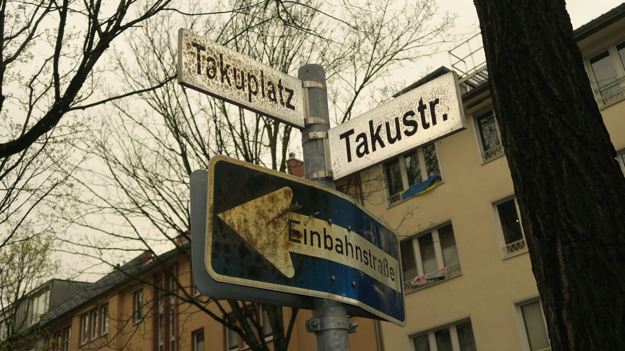 Straßennamensschild der Takustraße in Köln-Ehrenfeld