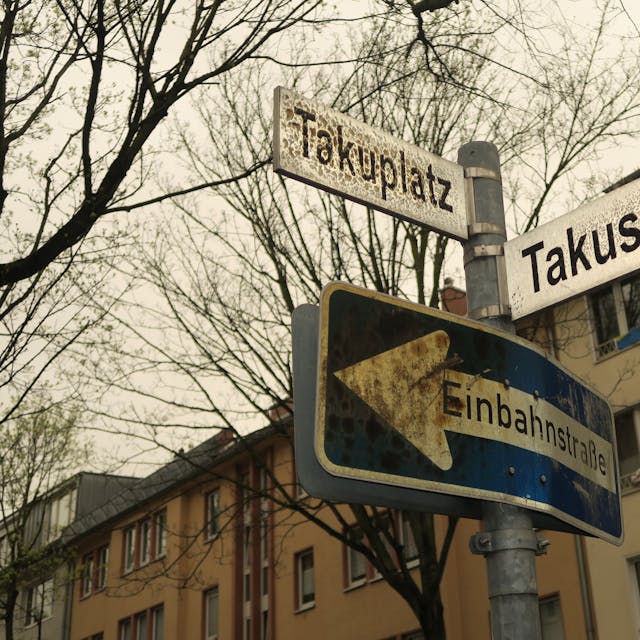 Straßennamensschild der Takustraße in Köln-Ehrenfeld