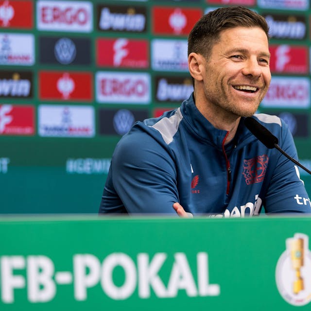 Leverkusens Trainer Xabi Alonso lacht am Dienstag vor dem Pokal-Halbfinale gegen Düsseldorf.