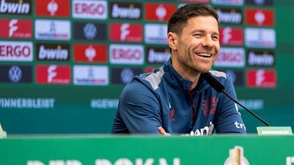 Leverkusens Trainer Xabi Alonso lacht am Dienstag vor dem Pokal-Halbfinale gegen Düsseldorf.