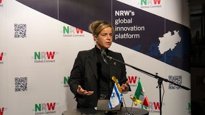 NRW-Wirtschaftsministerin Mona Neubaur bei politischen Gesprächen in Israel.