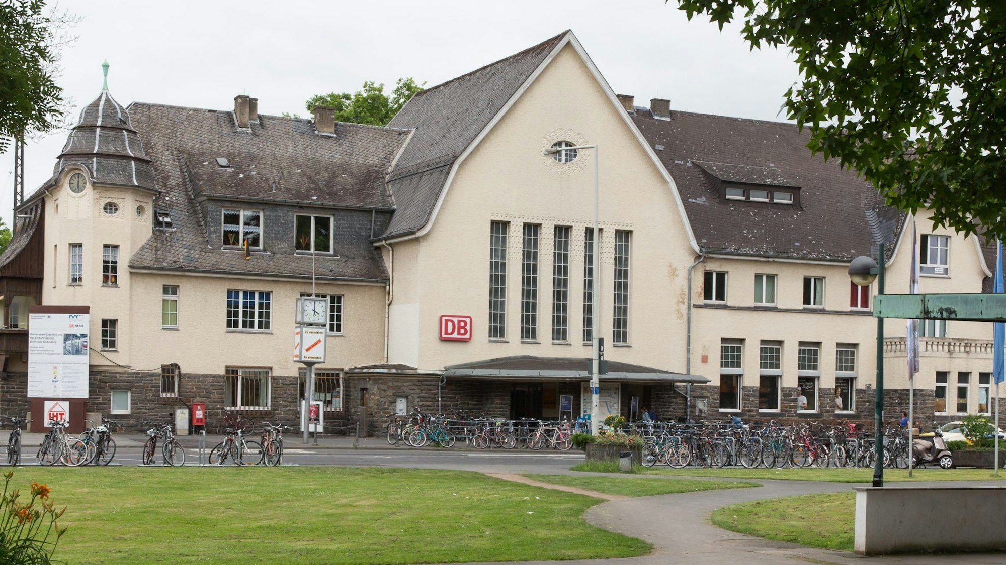 Der Haupteingang des Bahnhof Bad Godesberg in Bonn.