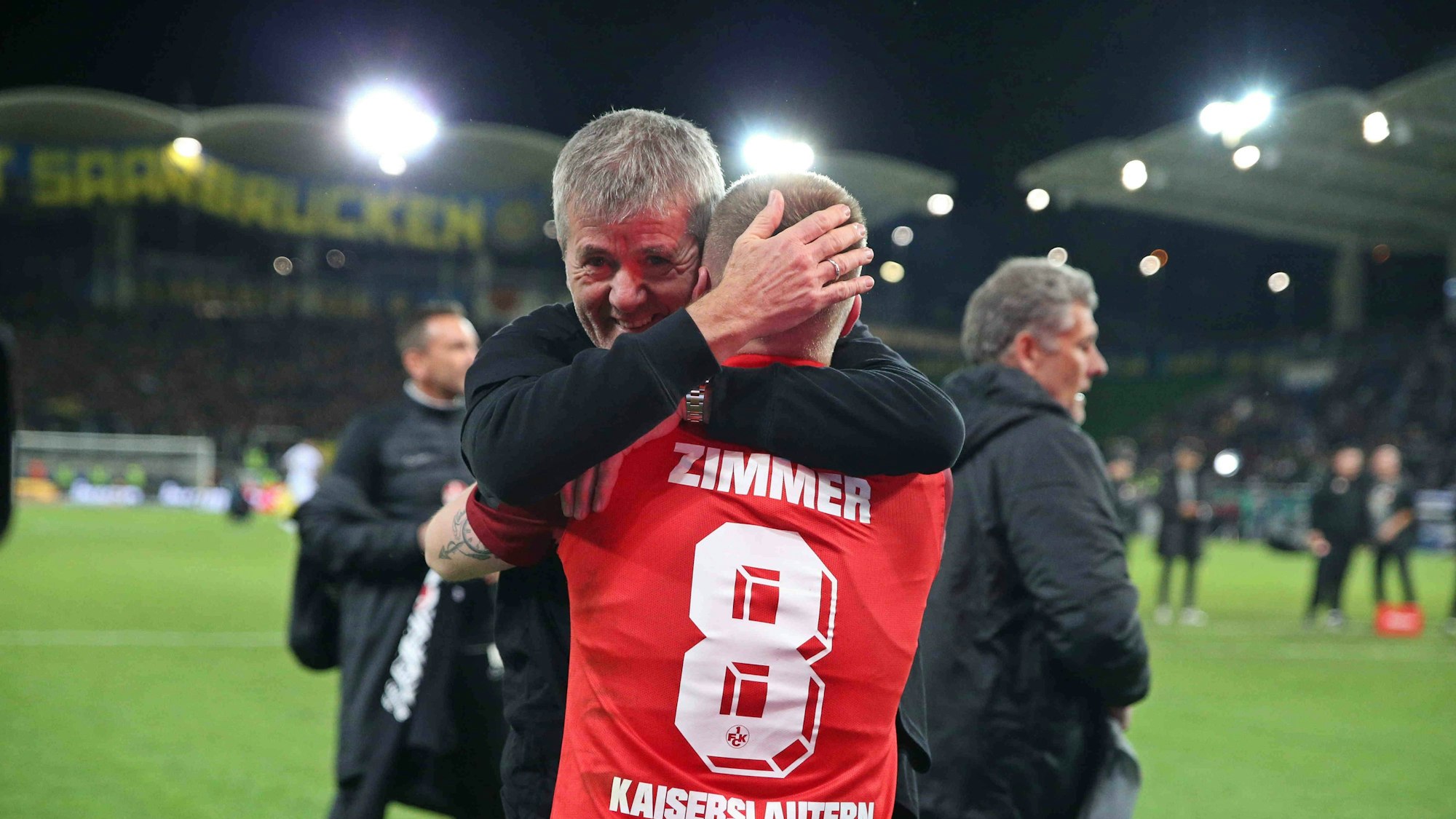 Trainer Friedhelm und Jean Zimmer vom 1. FC Kaiserslautern jubeln gemeinsam über den Einzug ins Pokalfinale.