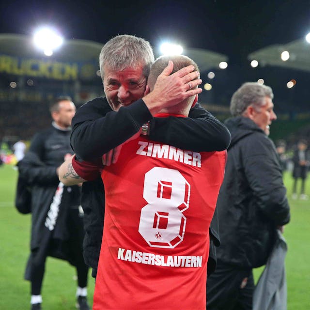 Trainer Friedhelm und Jean Zimmer vom 1. FC Kaiserslautern jubeln gemeinsam über den Einzug ins Pokalfinale.
