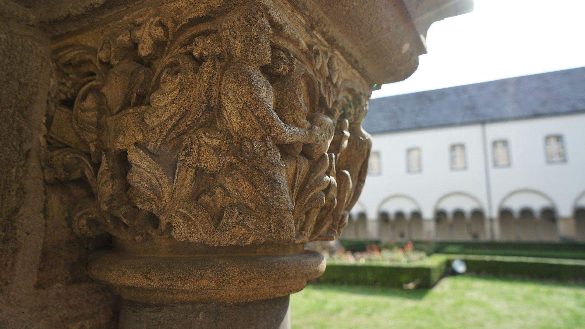 Eine Säule steht im Innenhof der Abtei Brauweiler